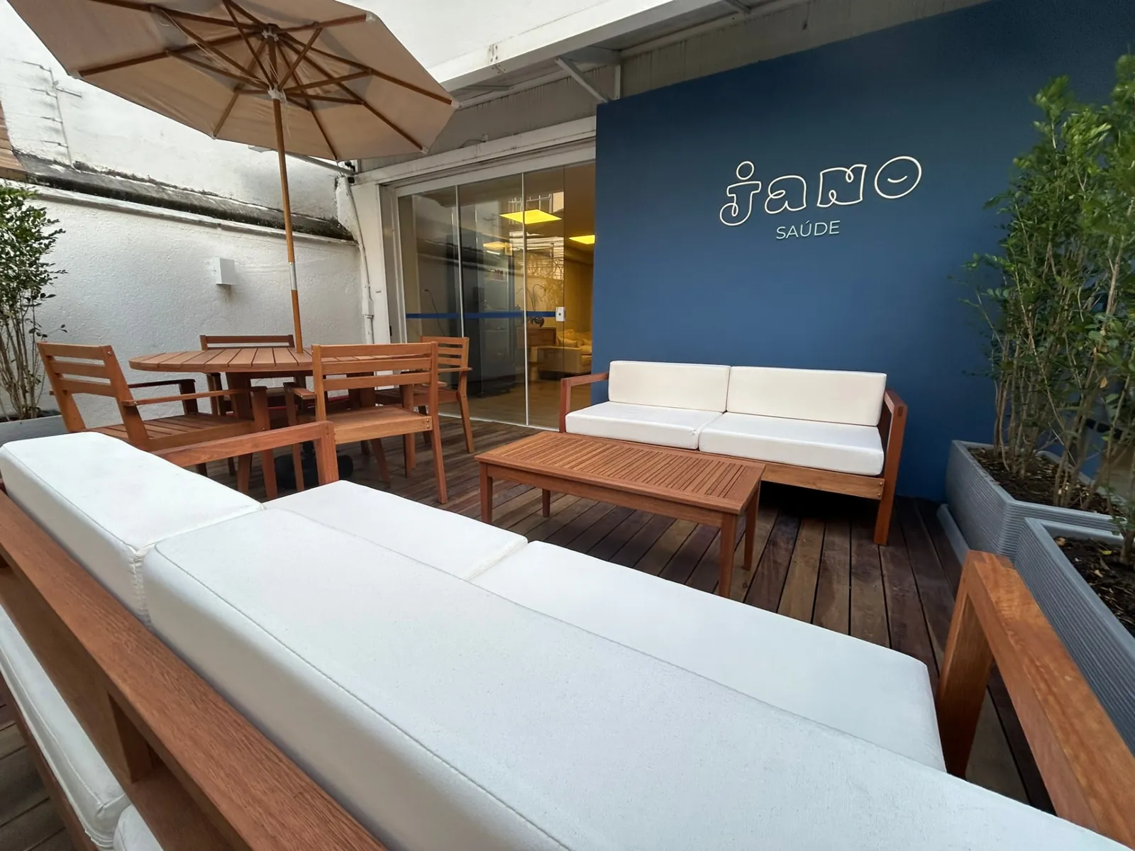 Área externa com lounge para pais e cuidadores