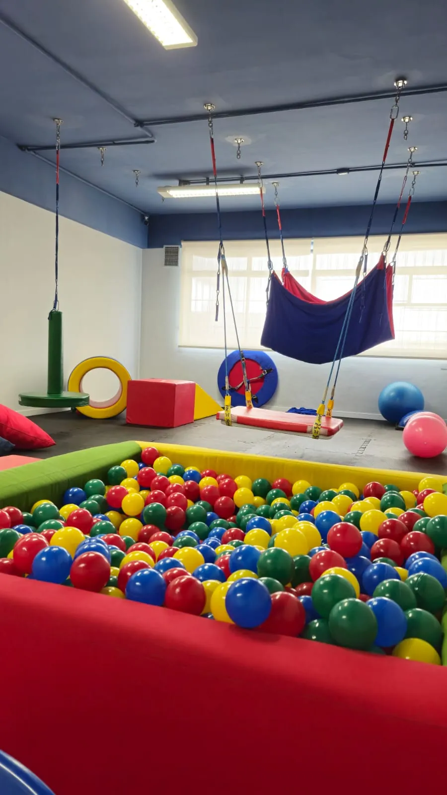 Sala de Integração Sensorial com piscina de bolinhas e balanços
